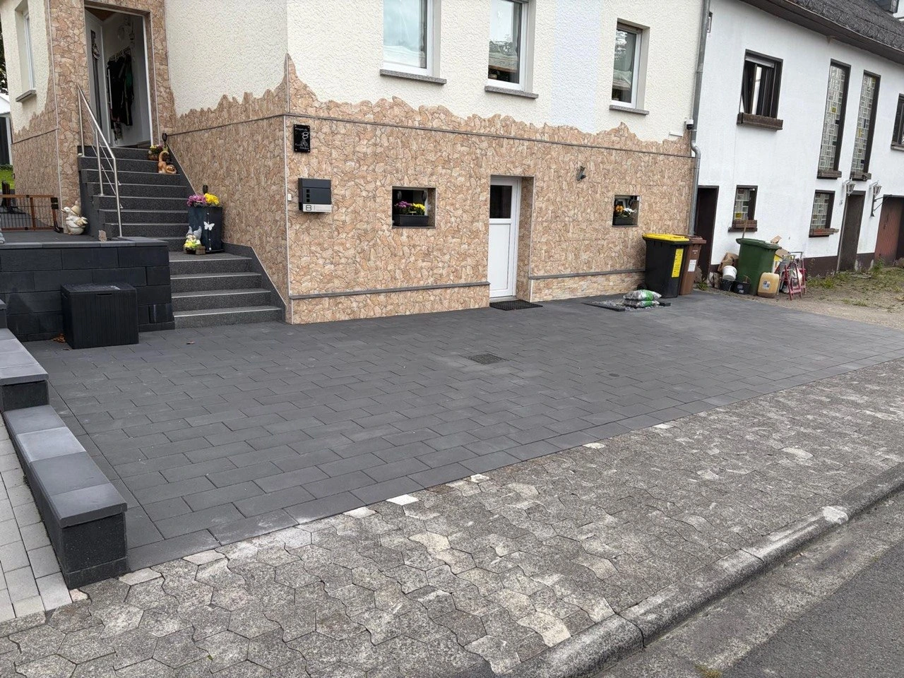 Neu gepflasterte, repräsentative Hofeinfahrt nach der Sanierung – WallWerk Galabau Bad Honnef