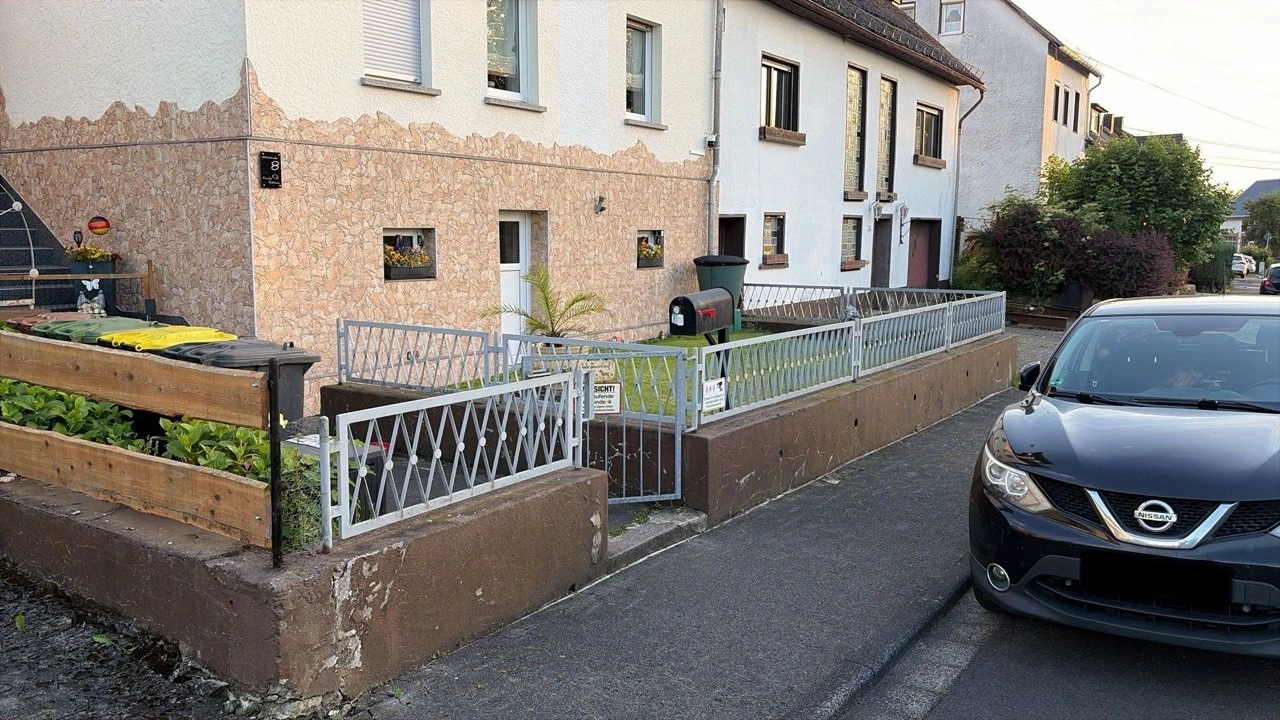 Alte, abgesackte Hofeinfahrt vor der Sanierung – WallWerk Galabau Bad Honnef
